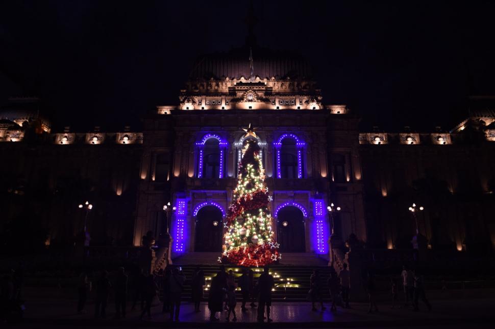 EN LA CASA DE GOBIERNO. Las explanada luce ya su árbol navideño.
