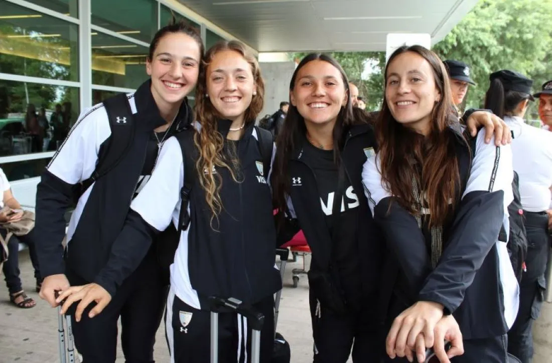 ARRIBO. Santamarina (tercera en la foto) se mostró sonriente en el aeropuerto santiagueño. FOTO DE @Turismo_SDE