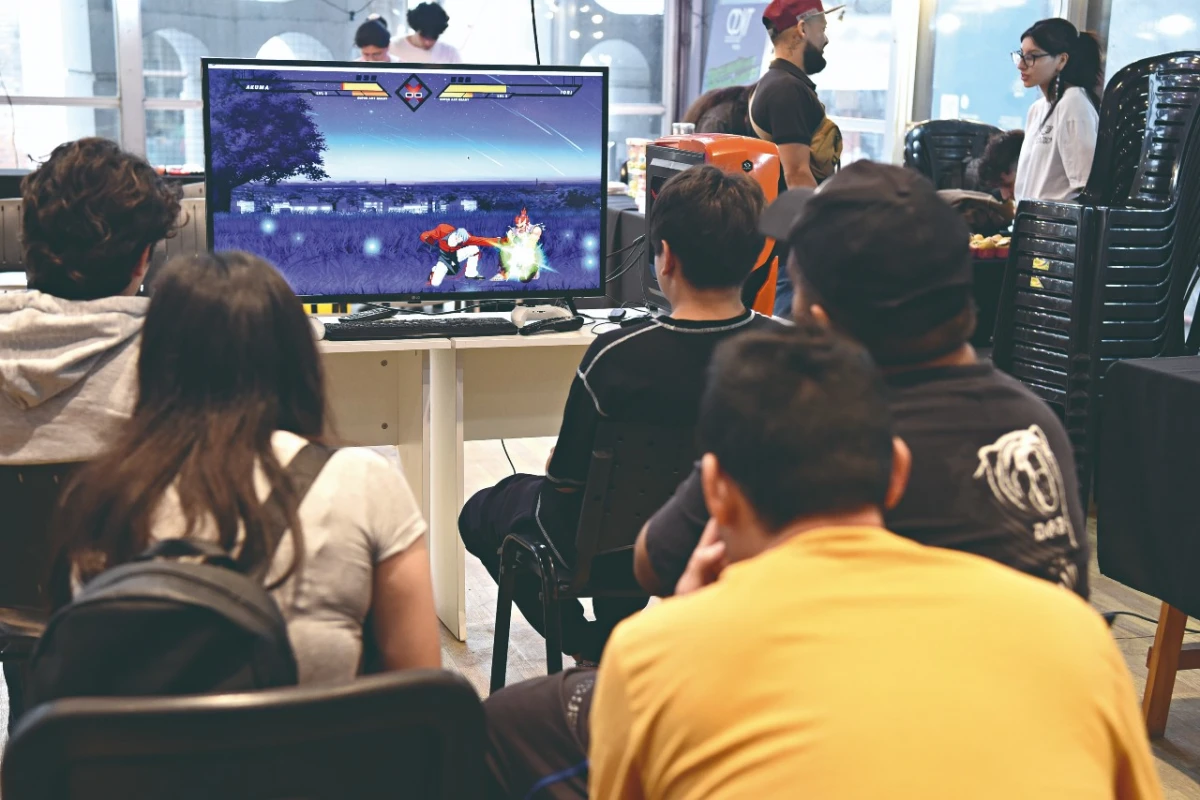 POR TURNOS. Los competidores juegan frente a la pantalla por tres minutos, con tres personajes distintos.