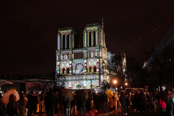 Notre Dame volvió a abrir sus puertas al mundo