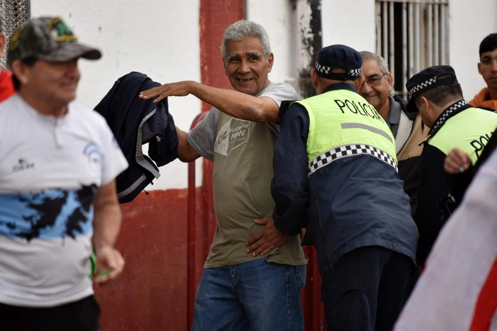 CONTROL. En el ingreso, los policías requisaron a los fanáticos.