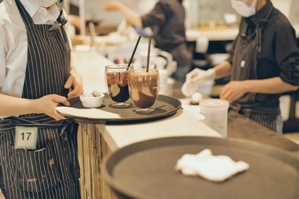 GASTRONOMÍA. Los jóvenes suelen encontrar fácilmente trabajos vinculados con el servicio de mesas en locales de comida. / UNSPLASH