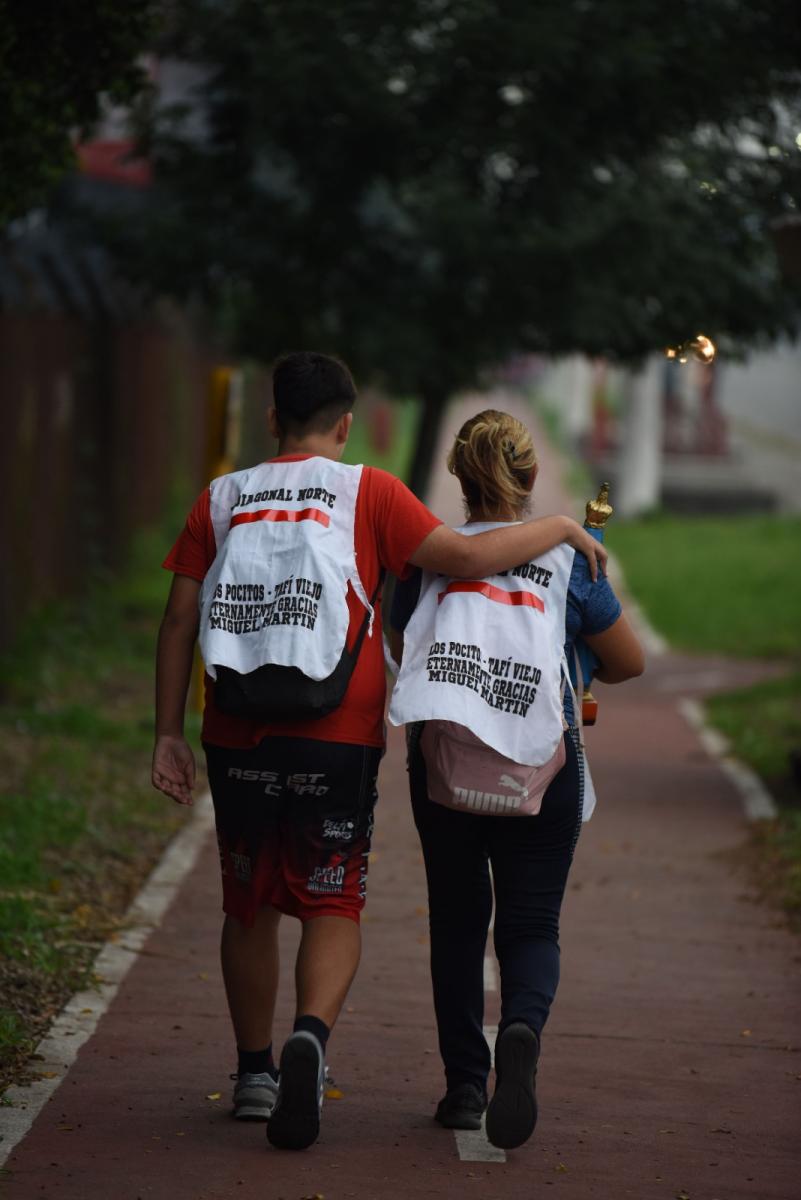 ACOMPAÑADOS. María del Carmen y su hijo Luciano caminaron juntos por primera vez a la Reducción por un pedido especial. FOTO/ DIEGO ARÁOZ