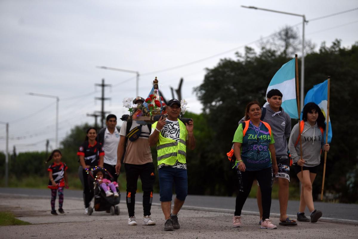 RECUPERADO. Juan Antonio Suárez caminó junto a su familia hacia La Reducción para agradecer por su recuperación. FOTO/ DIEGO ARÁOZ