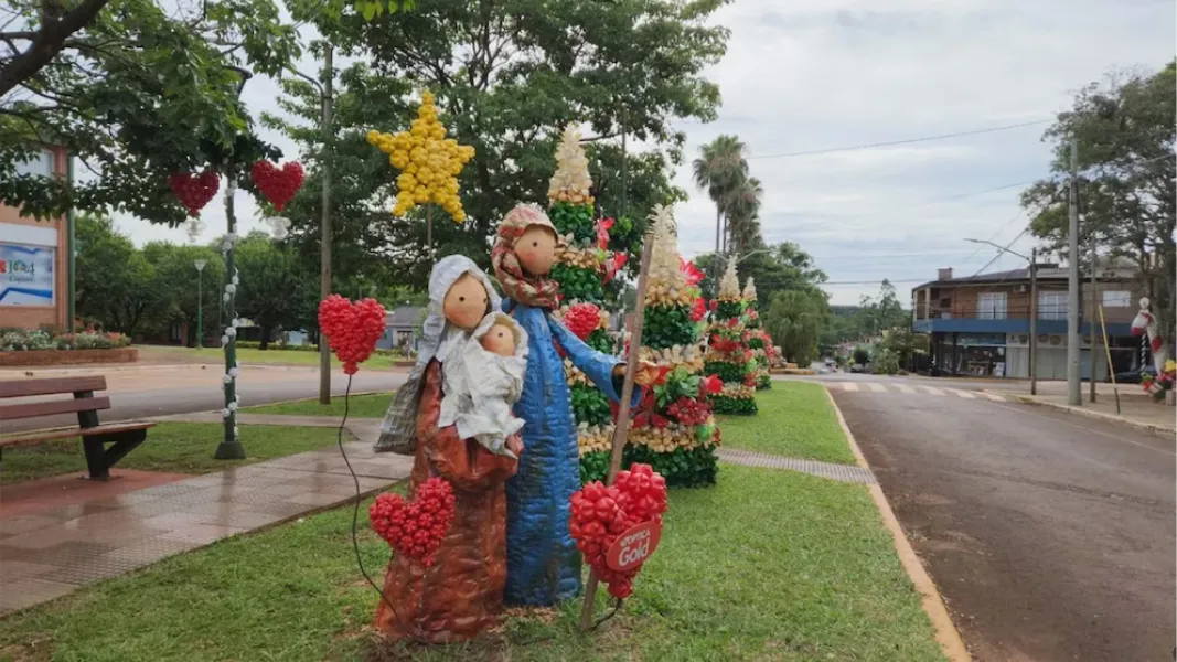 Las calles de Capioví se visten de rojo, verde y dorado para la época navideña.