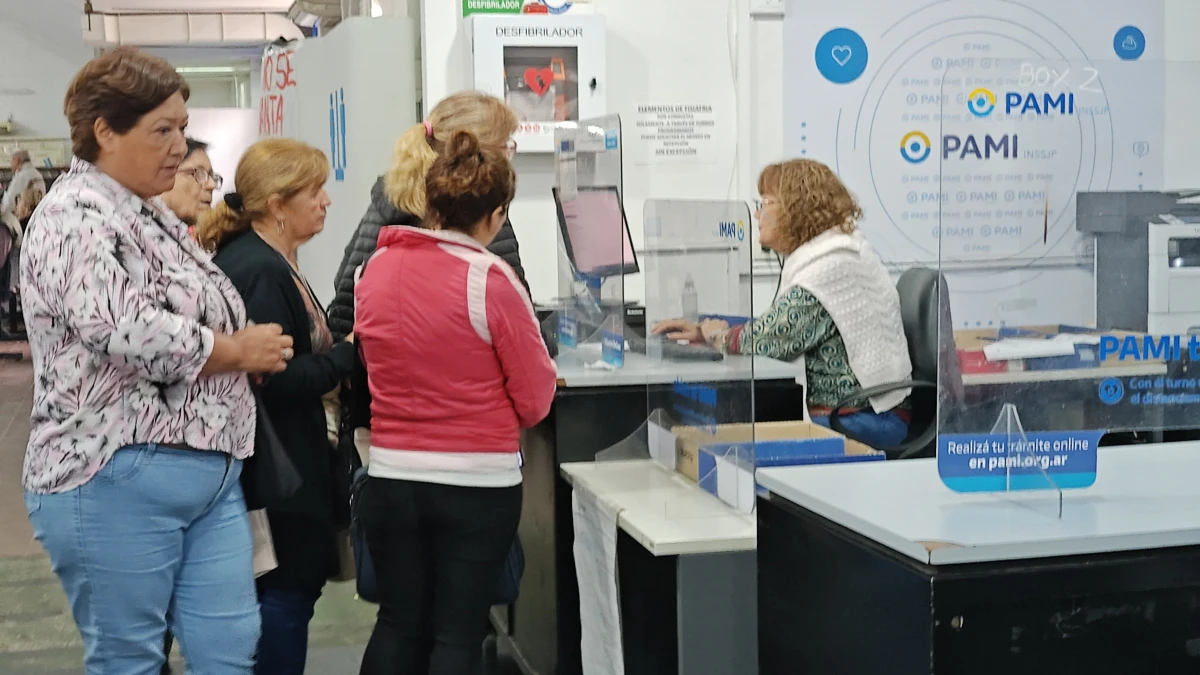 Hubo angustia y largas colas en el PAMI por el riesgo de perder remedios gratuitos. LA GACETA/FOTO DE SANTIAGO GIMÉNEZ