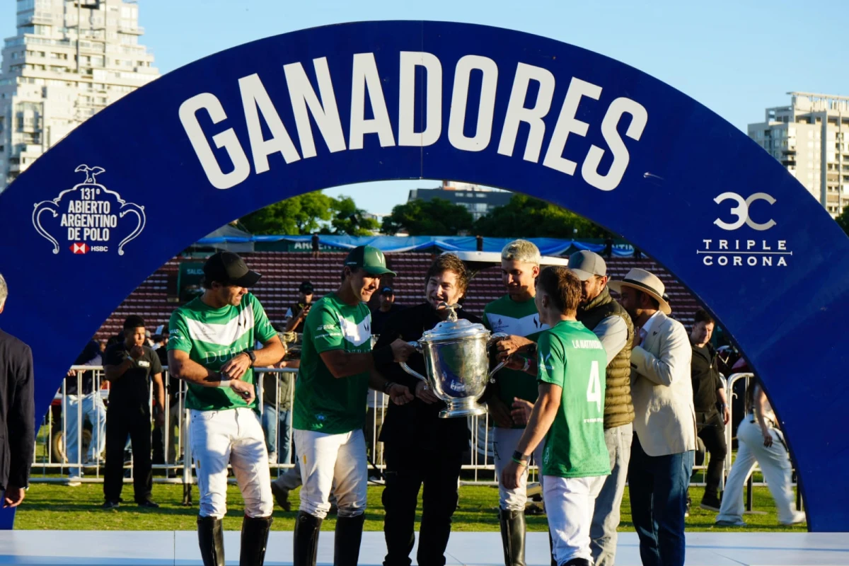 FELIZ. Javier Milei le entregó el trofeo del Abierto Argentino de Polo a La Natividad.