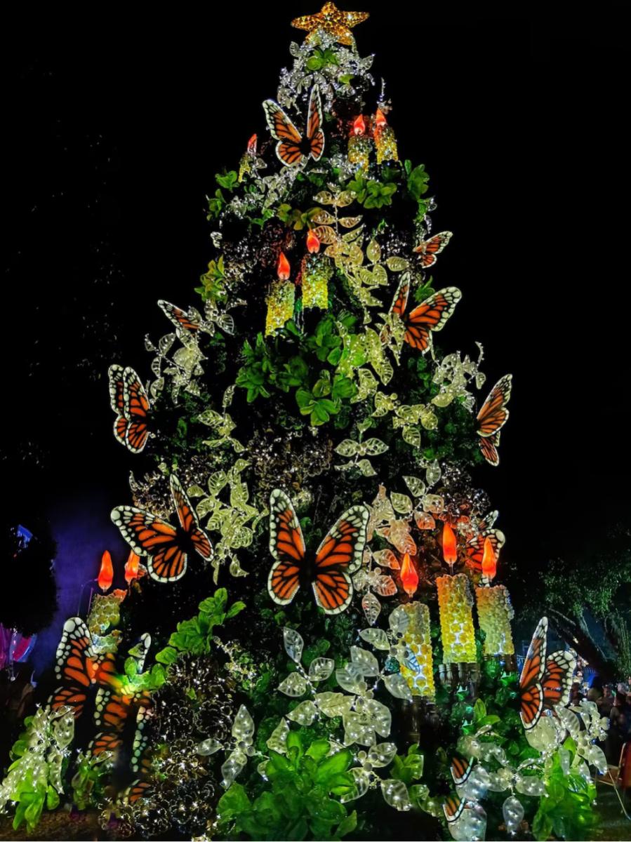 El 30 de noviembre se hizo la presentación del gigantesco árbol de  este año, pero por la madrugada se incendió.