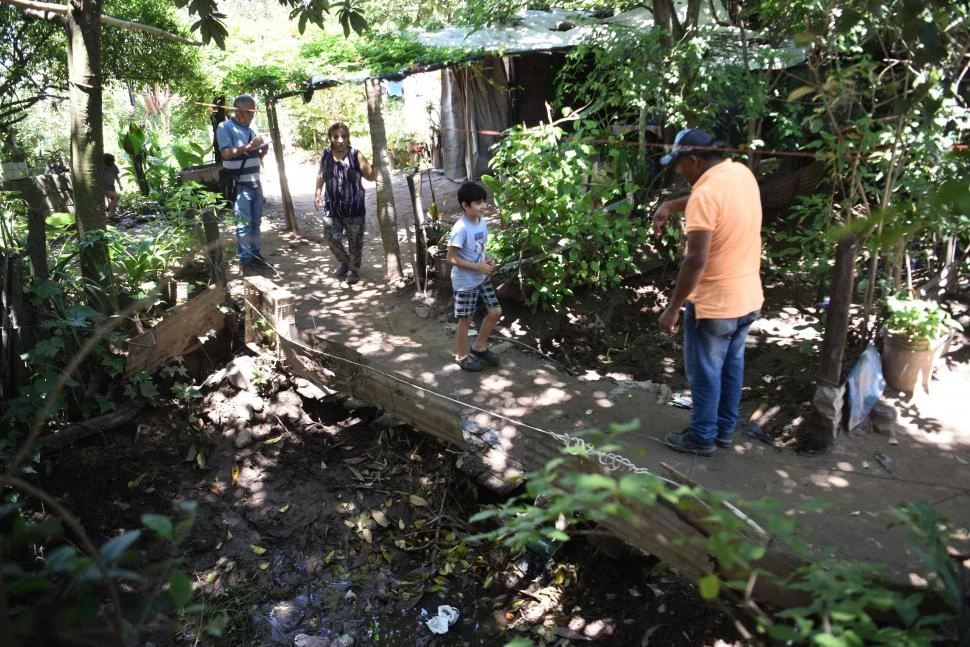 PELIGRO LATENTE. Carmen Orellana vive con su hijo José Luis en una vivienda ubicada sobre el canal de riego.