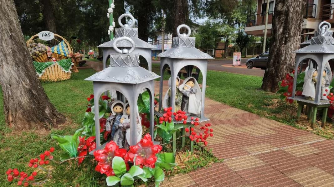 El pueblo más navideño de Argentina: así quedó decorado con miles de botellas recicladas