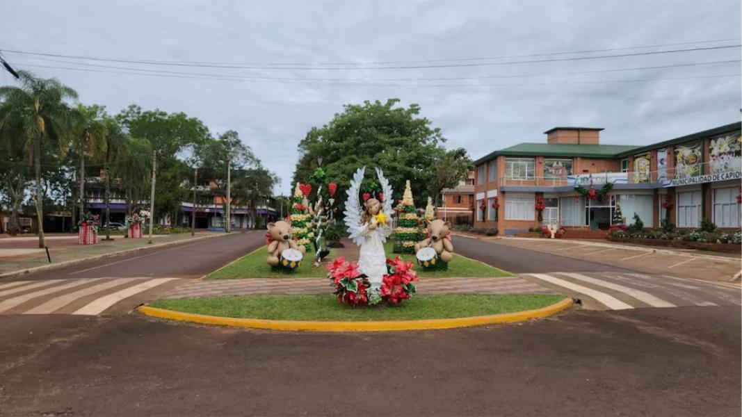 El pueblo más navideño de Argentina: así quedó decorado con miles de botellas recicladas