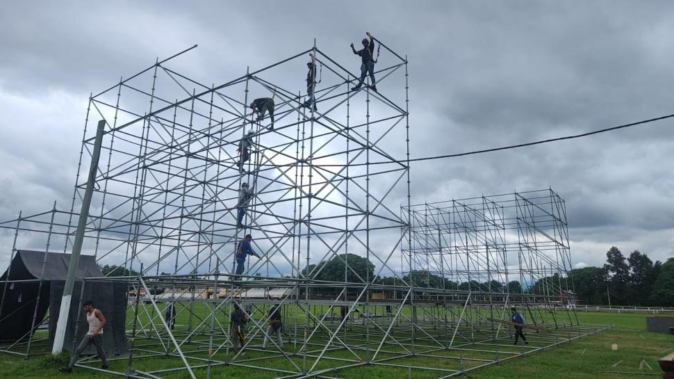 PLENO ARMADO. Las estructuras para el escenario ya están siendo puestas en el Hipódromo.