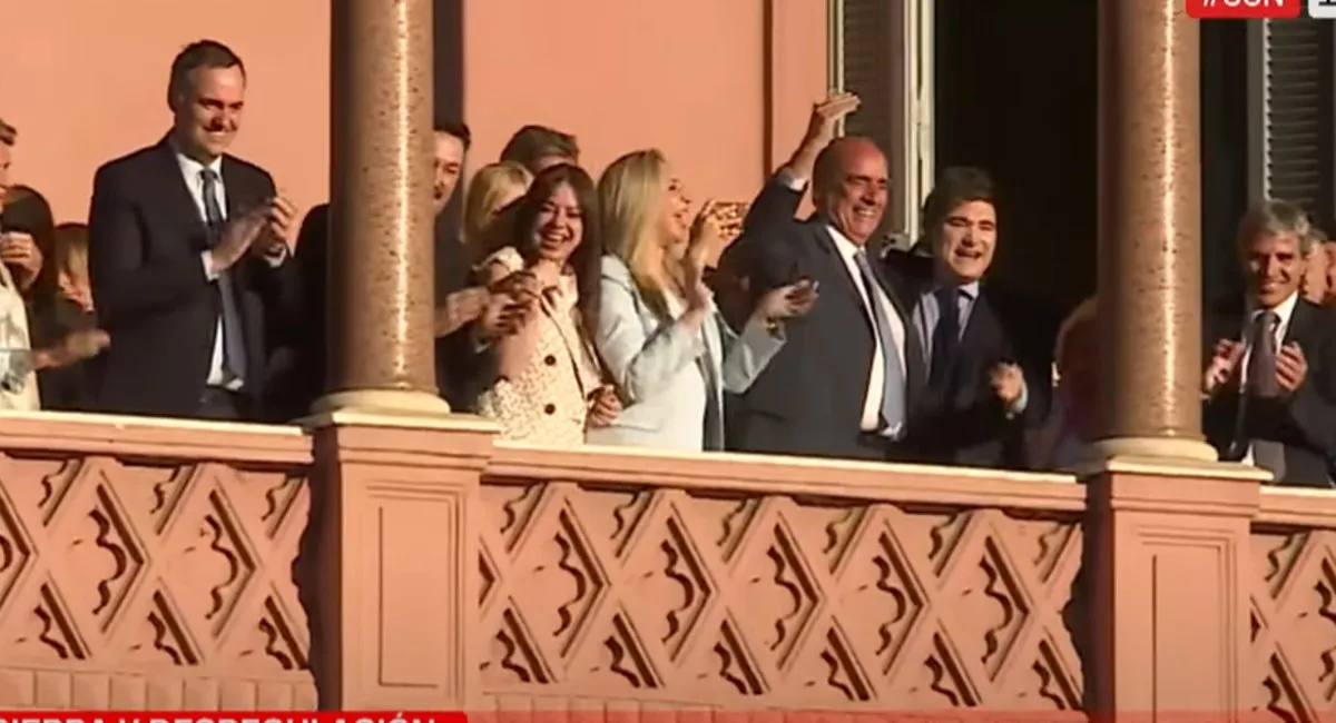 Un año de gestión: Javier Milei saludó desde el balcón de Casa Rosada con todo el gabinete