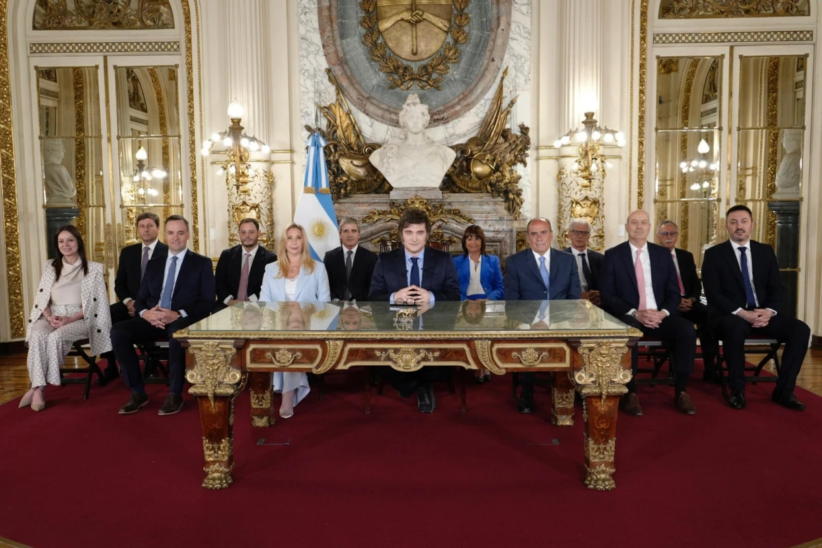 PRIMER AÑO DE GESTIÓN. Javier Milei acompañado de su gabinete en el Salón Blanco de Casa Rosada.