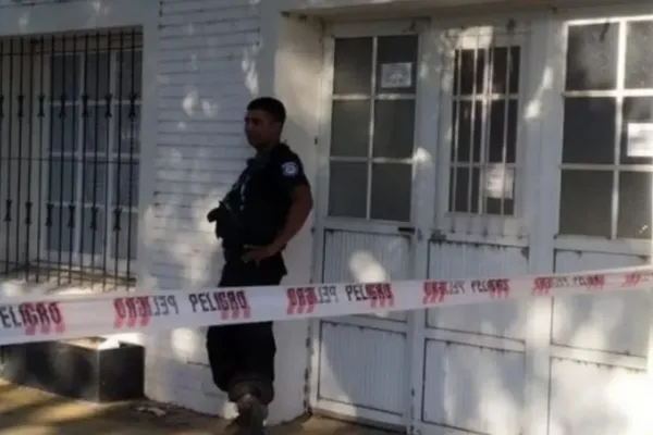 Una mujer fue encontrada muerta en su casa de Santa Fe: la estaban devorando sus perros