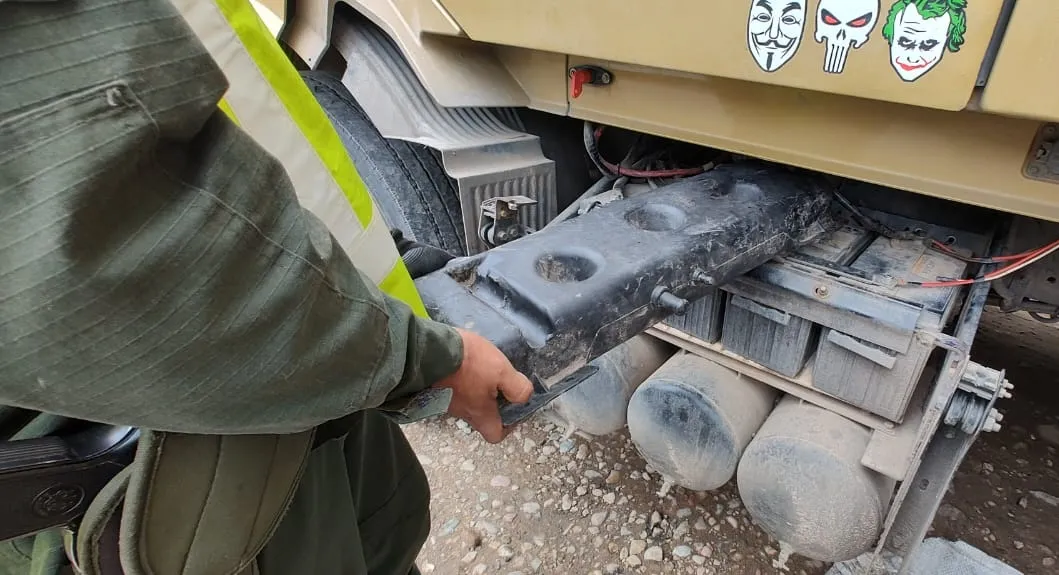 Modificaron un depósito de agua del limpiaparabrisas de un camión para rellenarlo con 14 kilos de cocaína