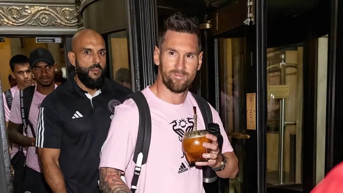 ATENTO. Yassine Chueko acompaña y protege a Lionel Messi durante su estadía en los Estados Unidos.