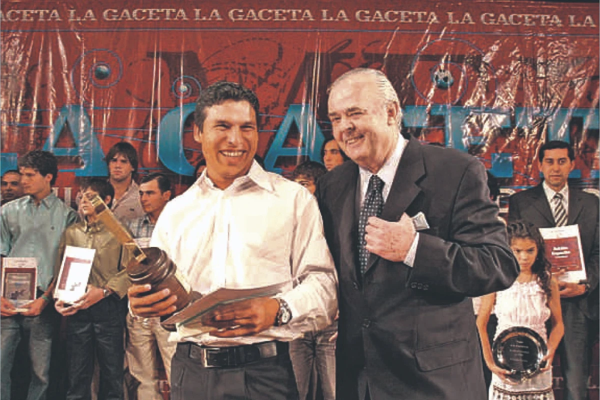 EL PRIMERO. “Pigu” Romero recibió el premio máximo en 2006 de las manos del entonces presidente del directorio de LA GACETA, Alberto García Hamilton.   