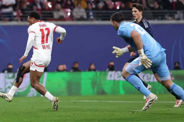 El fulminante comentario de una leyenda de la Premier League contra “Dibu” Martínez