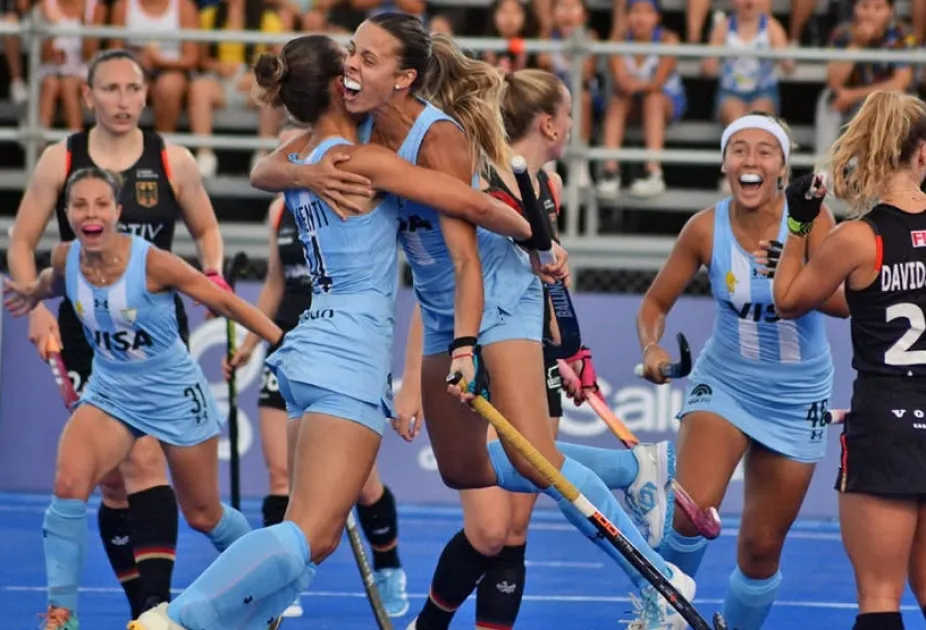 EUFÓRICA. María Emilia Larsen festeja su gol en su debut con Las Leonas.