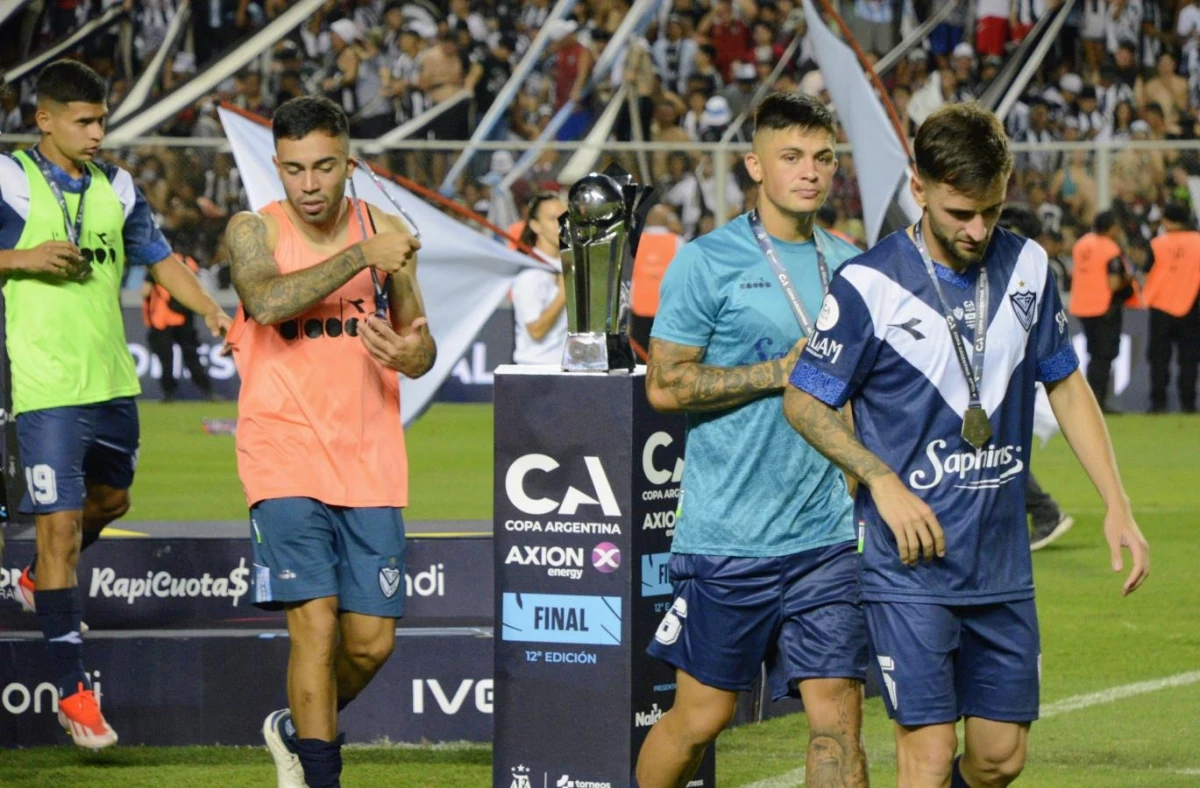 Escándalo en la Copa Argentina: jugadores e hinchas de Vélez, a las trompadas tras perder la final