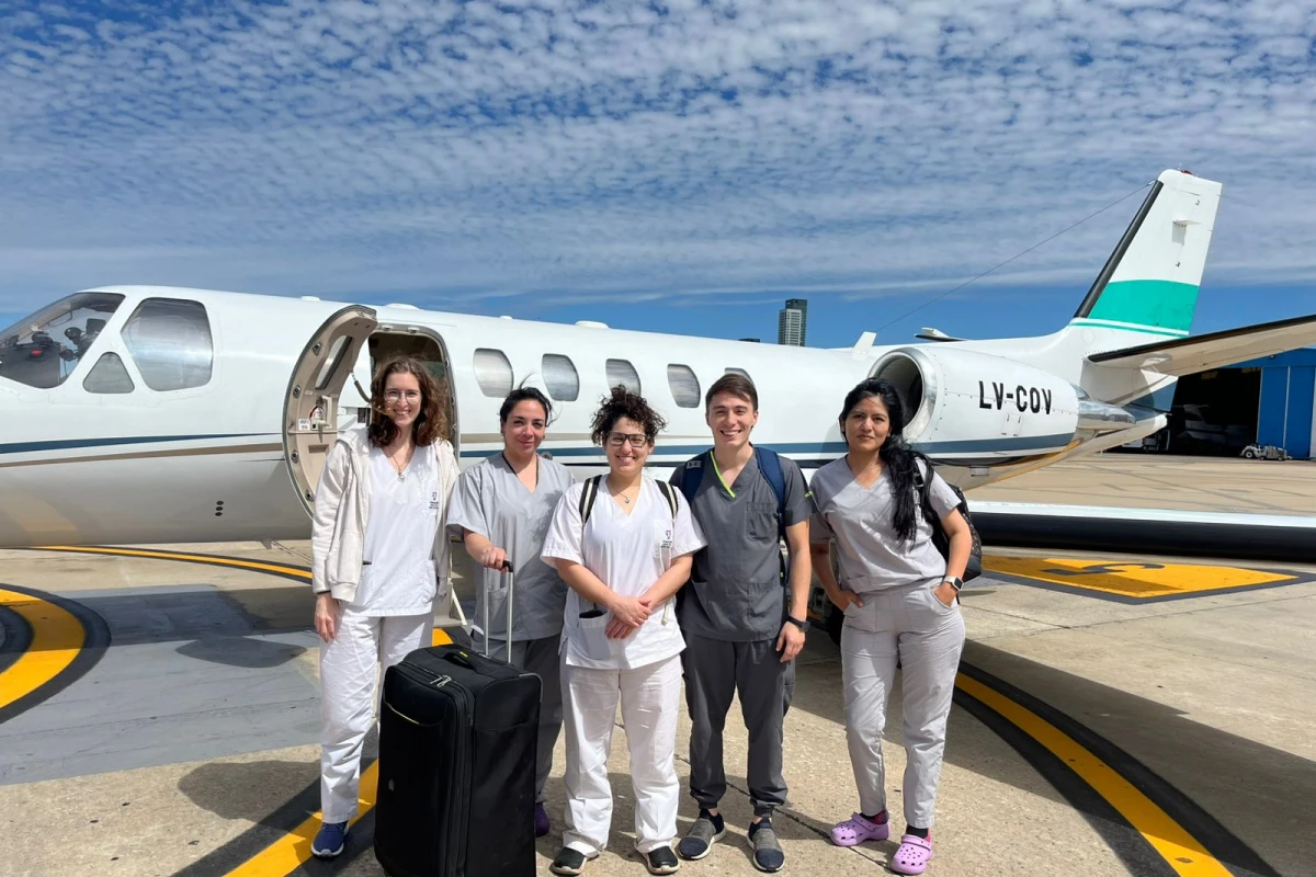 TRASPLANTE CARDÍACO. Cagna participa de un viaje de traslado de órganos durante la rotación en la Fundación Favaloro./ FEDERICO CAGNA