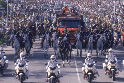 Una novia furiosa, una ex en primera fila y un vestido negro: el escandaloso velorio de Ayrton Senna