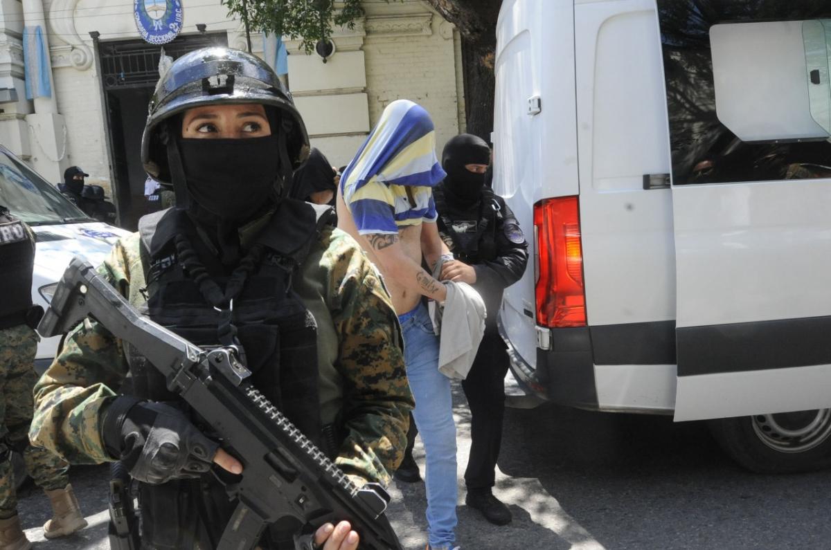 BAJO FUERTES MEDIDAS DE SEGURIDAD. Así fue el traslado de presos a la cárcel de Benjamín Paz.