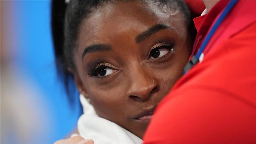 POR SU BIENESTAR. En 2020, Biles se retiró de Tokio para priorizar su salud mental. / REUTERS.