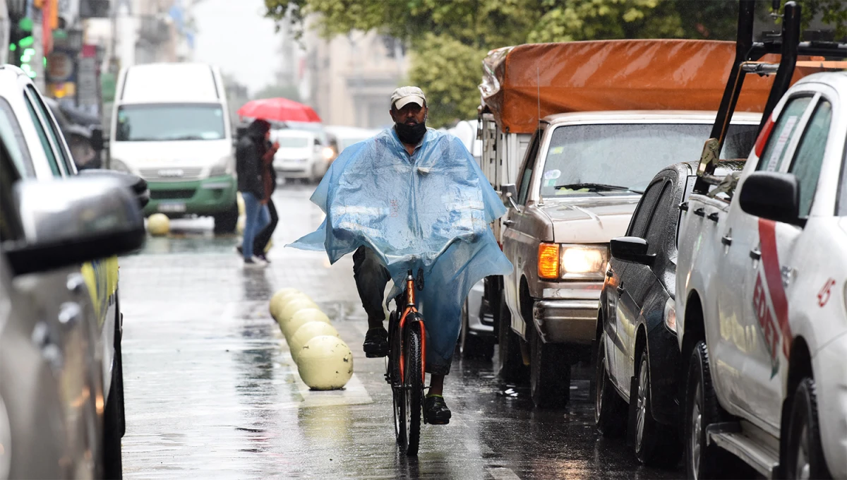 MOJADO. El SMN anuncia que el viernes comenzaría bajo lluvias y tormentas en toda la provincia.