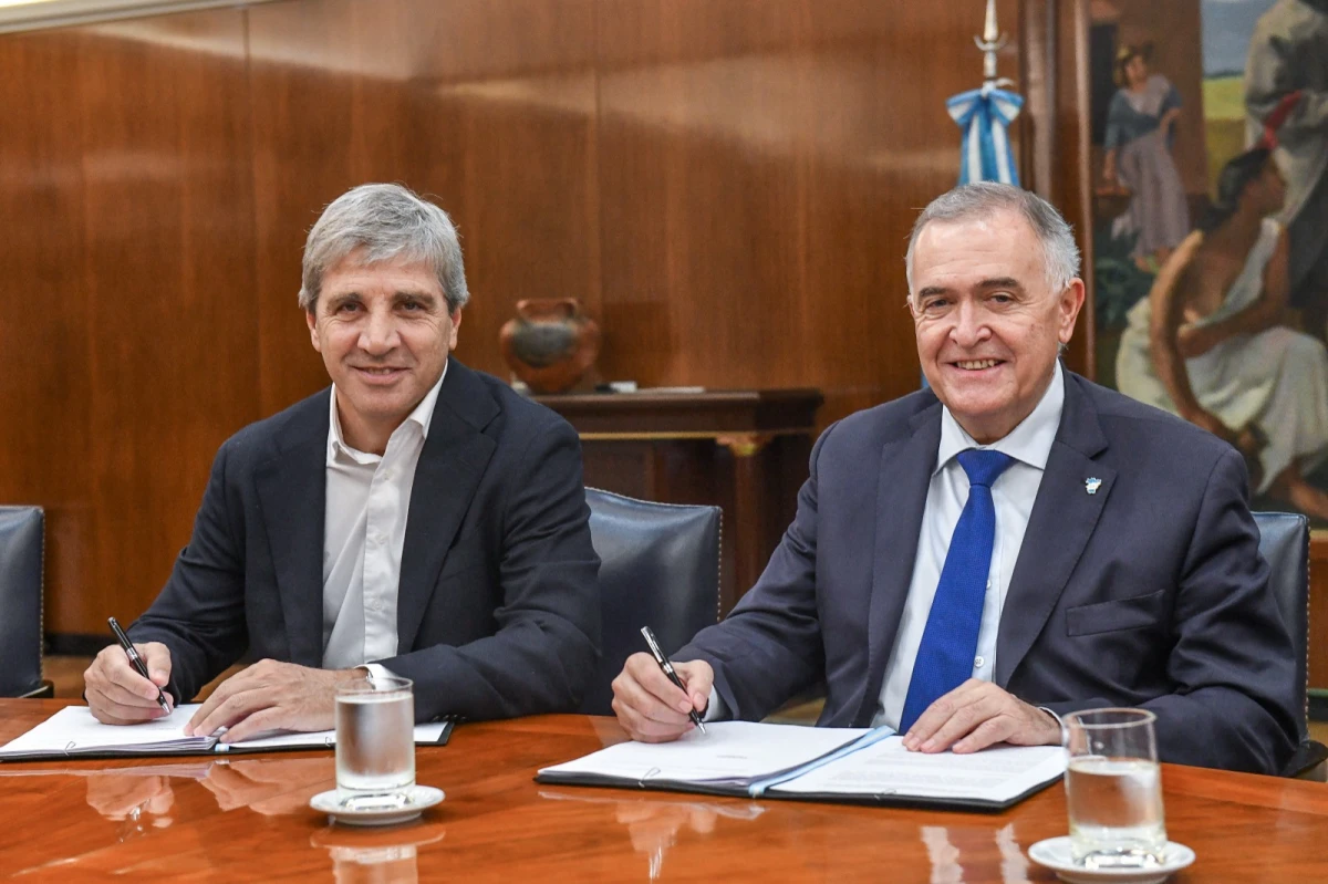 SONRIENTES. Luis Caputo y Osvaldo Jaldo se reunieron en Buenos Aires. 