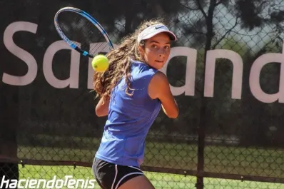 Es tucumana, comenzó a jugar al tenis en busca de una beca universitaria, y este año cumplió su sueño