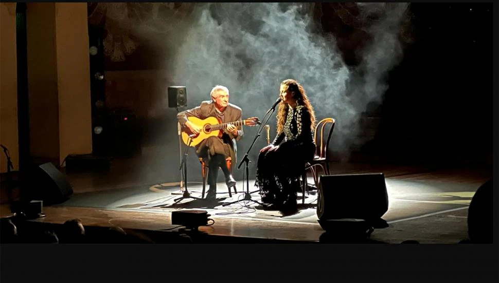 EN ESCENA. Una guitarra tucumana y una voz catalana bastan para armar un puente de música y poesía. foto/ gloria checha