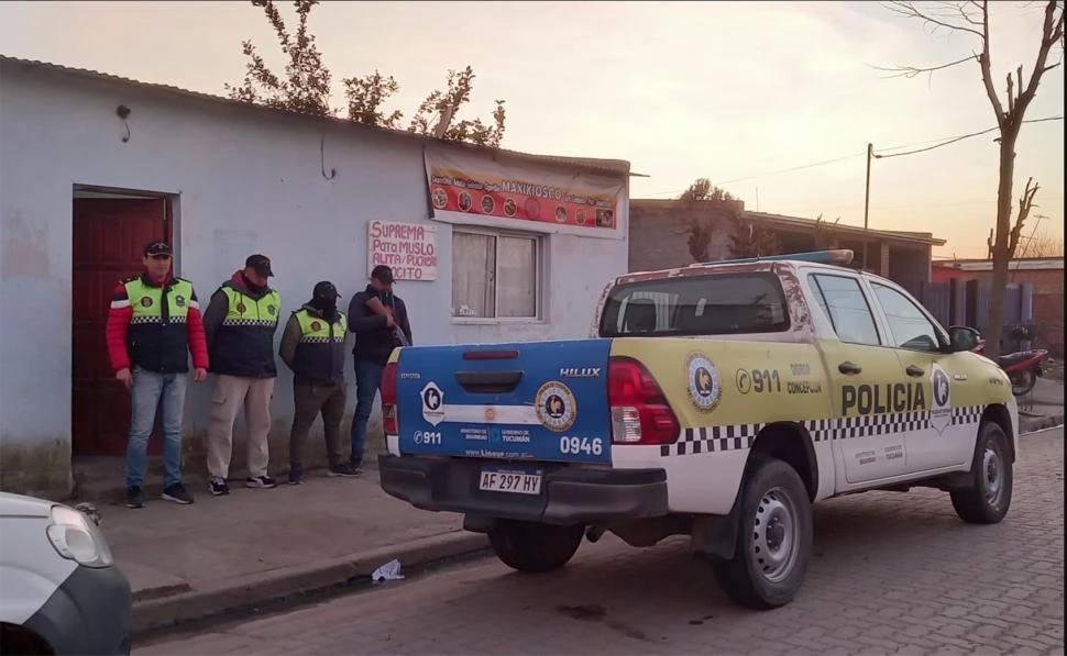 POSTALES. El día que se realizó el operativo en Simoca. En la parte inferior, la sustancia secuestrada al acusado.