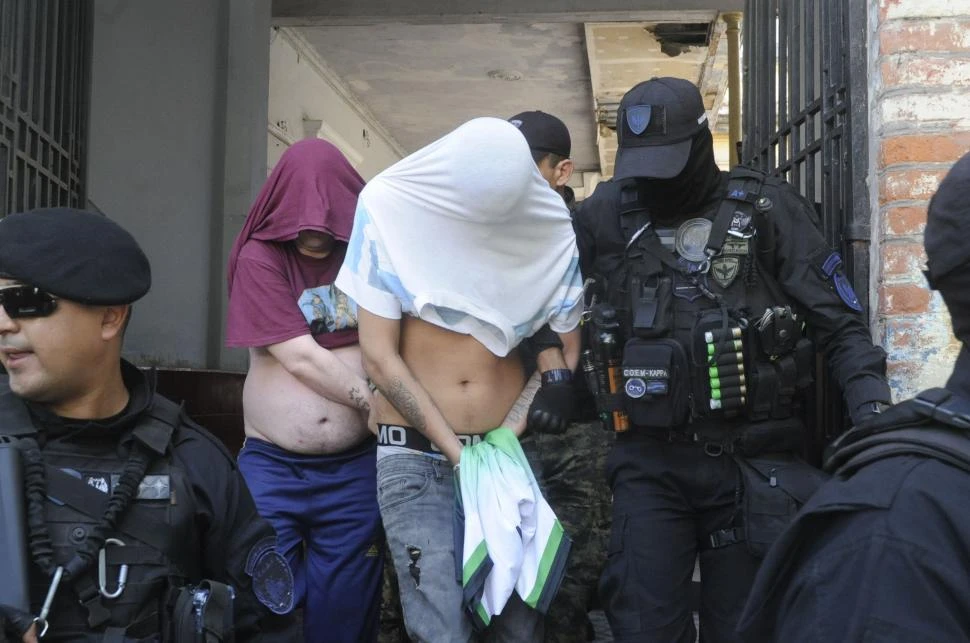 CON LO PUESTO. Policías escoltan a dos detenidos en la seccional 2°. la gaceta / fotos de antonio ferroni