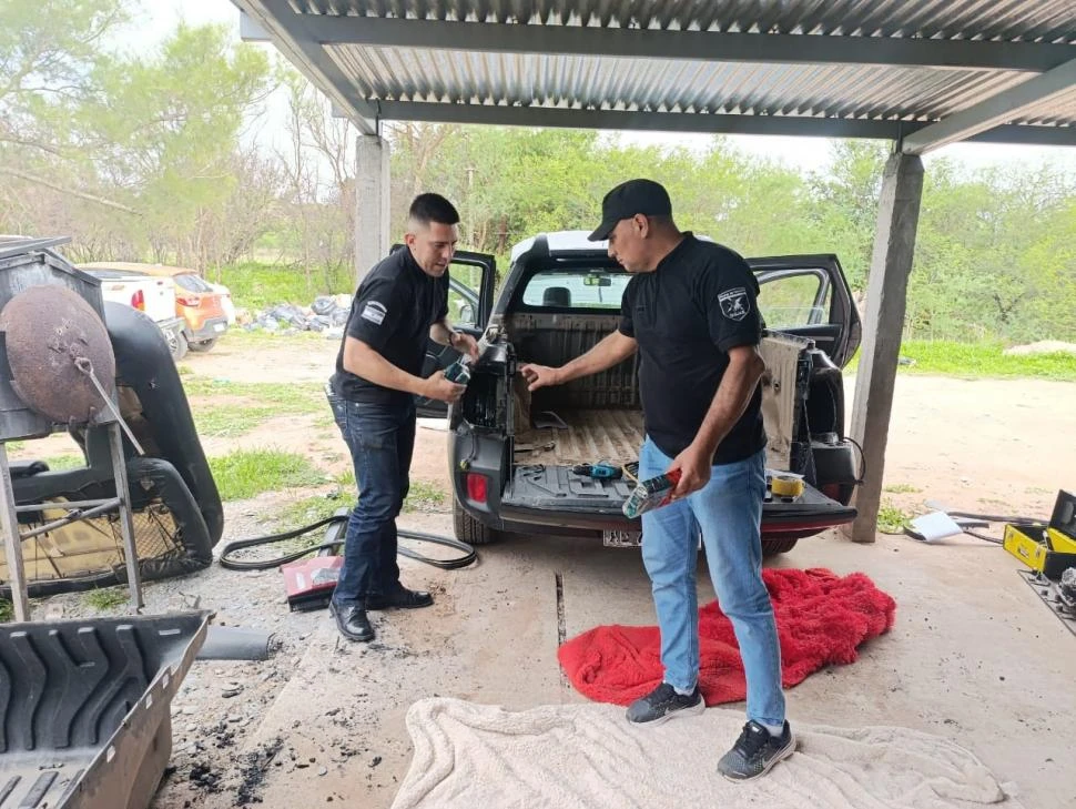 UN DATO CLAVE. Policías comienzan a sacar los panes de cocaína que fueron encontrados en una camioneta Renault Oroch negra.