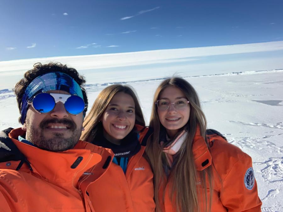 EL EQUIPO DE FEBRERO 2024. Facundo Alvarez, jefe del grupo, Agostina y Lourdes posando en medio de la exploración. / CORTESÍA LOURDES ALBERTUS.