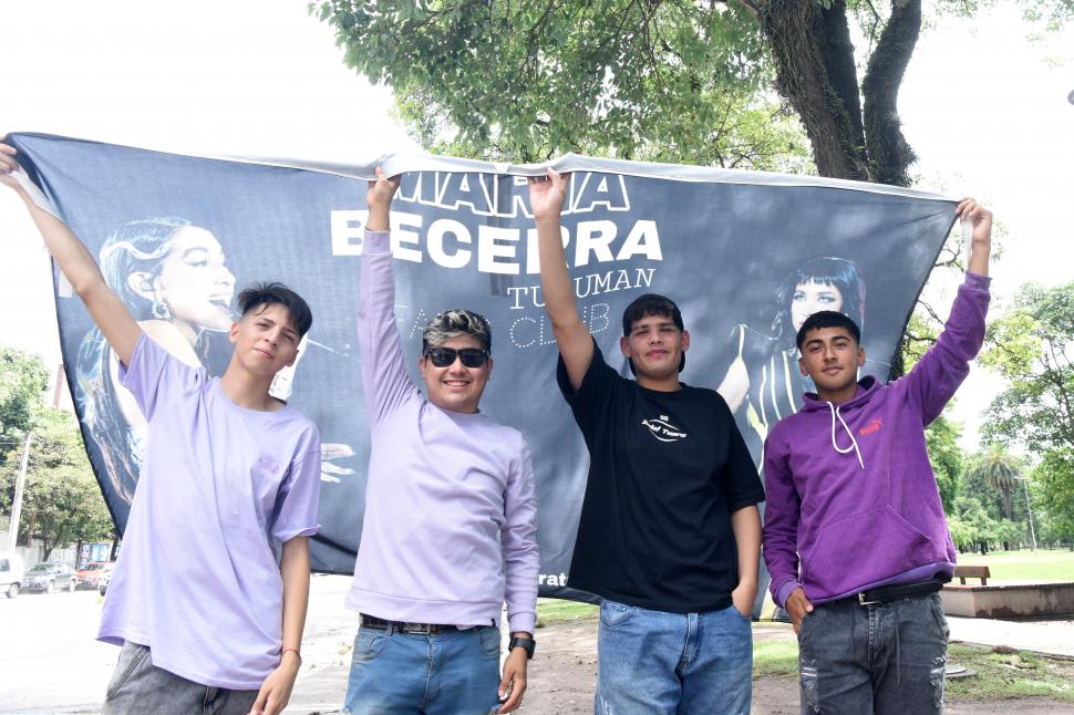 ELLOS. Emanuel, Alexis, Agustín y Nahuel, enarbolando su bandera.   