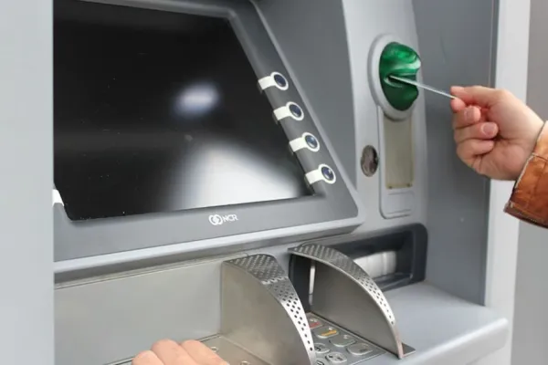 ¿Por qué no debes imprimir el ticket del cajero automático? Lo que tenés que saber para evitar una estafa