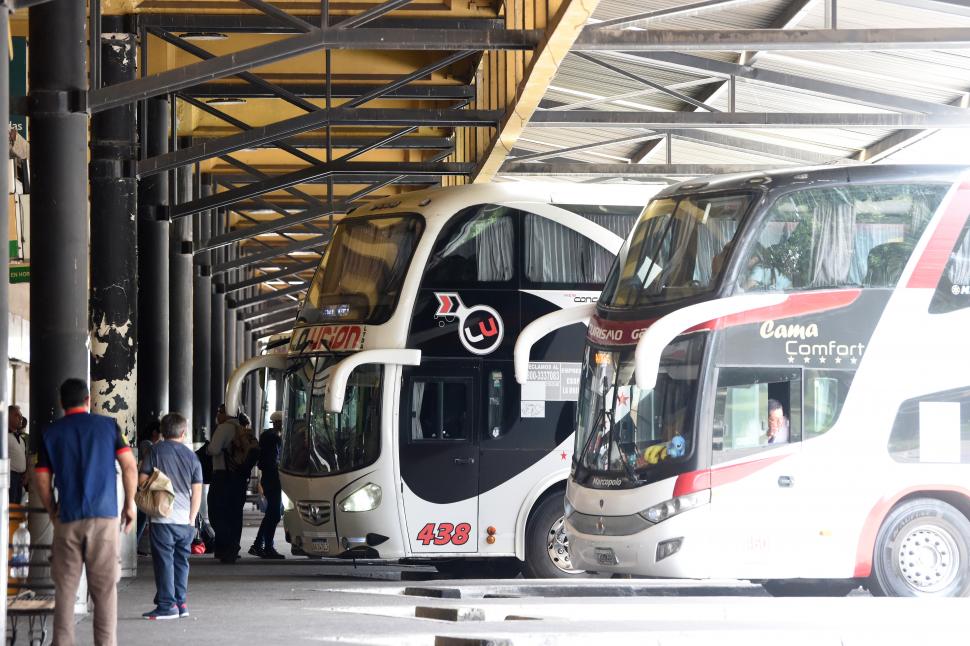 IRSE O LLEGAR. Los colectivos transportan miles de pasajeros por día.