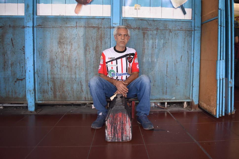 BIEN LUSTRADO. Marco Alderete y su cajón está al servicio del viajero.