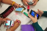 Escuelas sin celulares: “Los niños son barcos que navegan en un mar de pantallas”