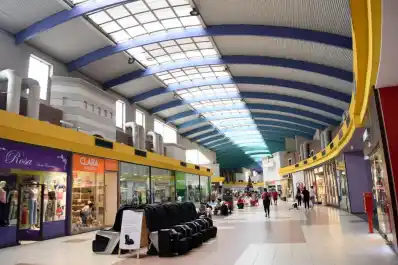 El consumo en mayoristas cayó por tercer mes seguido y en shoppings registró su primera baja en 8 meses