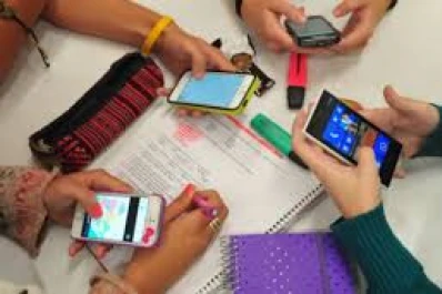 Escuelas sin celulares: “Los niños son barcos que navegan en un mar de pantallas”