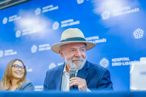 Lula da Silva recibió el alta, apareció en una rueda de prensa y volverá a su casa en San Pablo