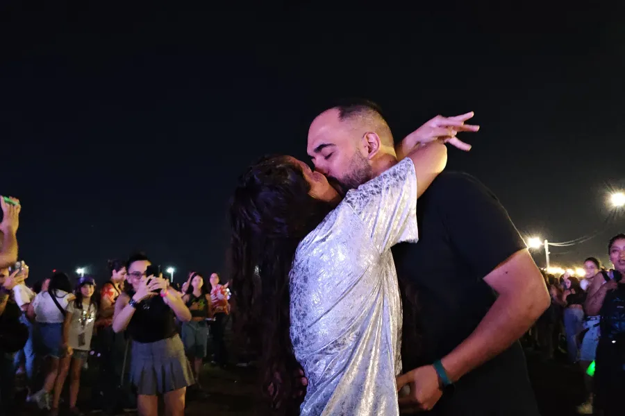 Luis y Florencia, los tucumanos que se comprometieron en pleno show de María Becerra.