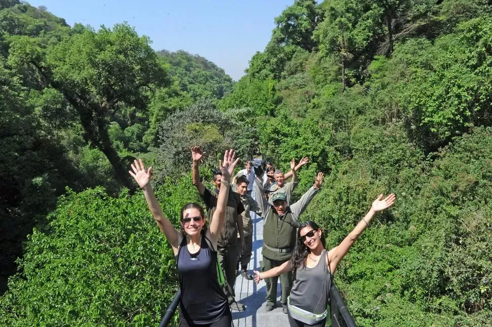 LA ALEGRÍA DE CAMINAR. Un grupo recorre el sendero de El Funicular. / LA GACETA