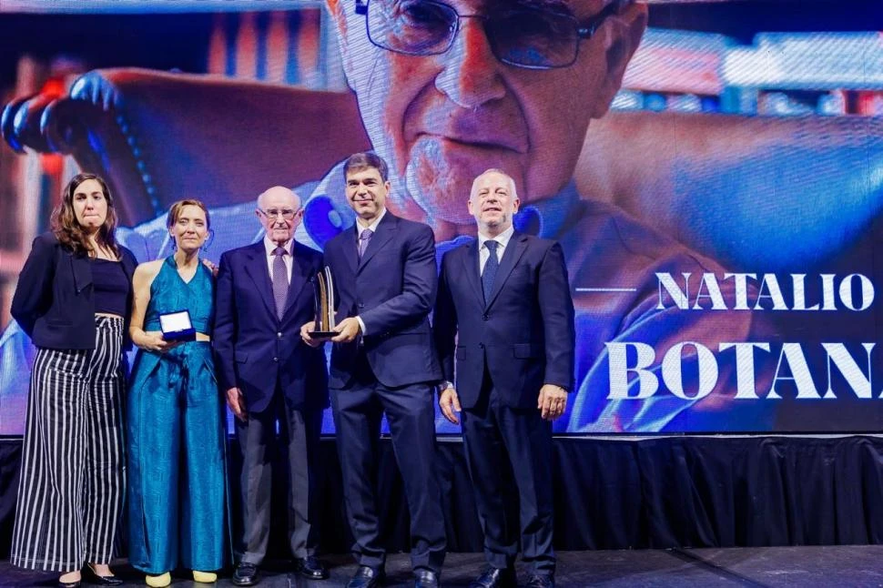 EN EL ESCENARIO. Camila Perochena, historiadora; Ana Tronfi, secretaria general de Adepa y de “ADN Sur”; Natalio Botana; Daniel Dessein, presidente de LA GACETA y de la Comisión de Libertad de Prensa de Adepa; y Martín Etchevers, presidente de Adepa. adepa