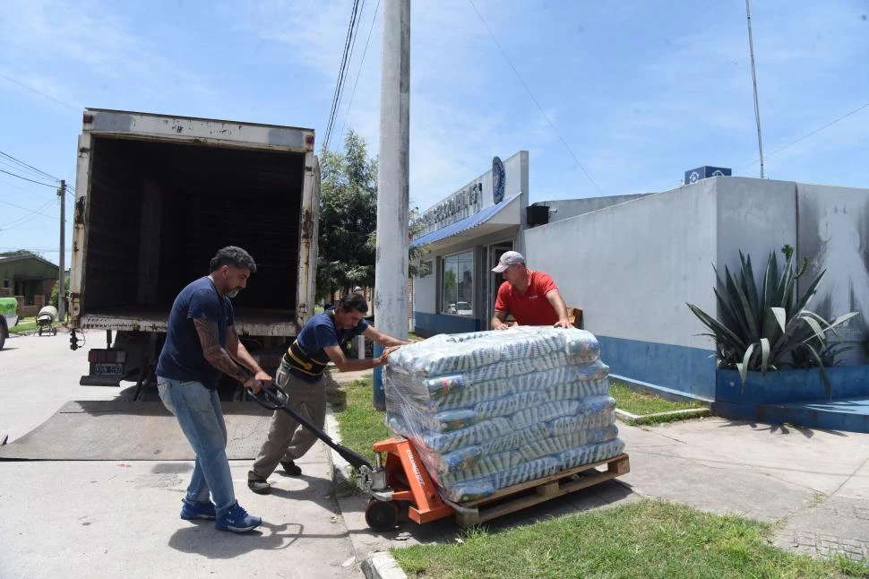 RUMBO A “LA PERLA DEL SUR”. Los comestibles encontrados en los allanamientos serán destinados a organizaciones civiles de Concepción. la gaceta / foto de analia jaramillo