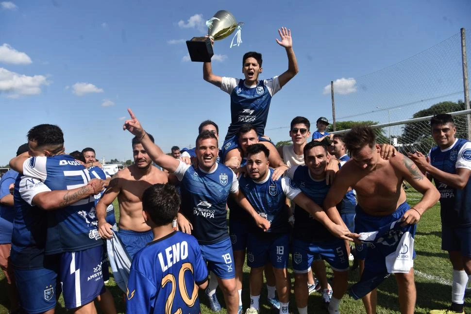 EL FESTEJO DEL CAMPEÓN. Tras igualar sin goles en tiempo regular, Ingenieros V derrotó a Tercer Tiempo desde los doce pasos, por 5 a 4 y celebró con euforia el título obtenido.